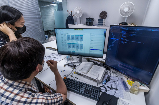 브이티더블유 직원들이 프로젝트 진행상황에 대해 의견을 나누고 있다. 박동욱기자 fufus@